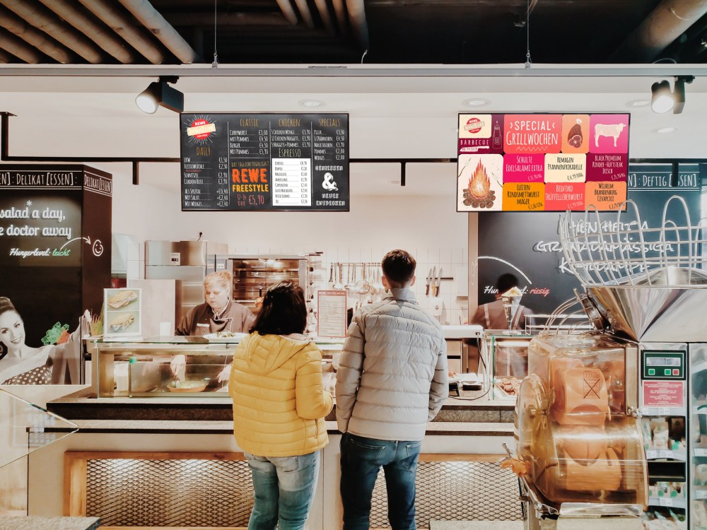 6rewe-theke-produktbewerbung_wesual-digitale-kreidetafel