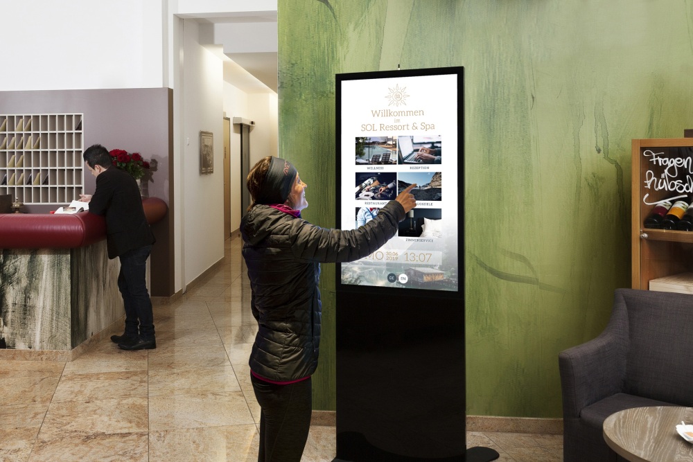 wesual-interaktives-hotel-infoterminal